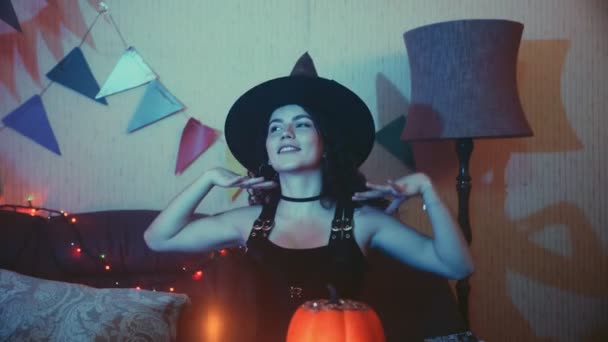 Close-up de uma menina em um traje assustador dançando em uma festa de Halloween — Vídeo de Stock