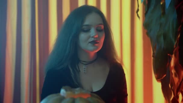 Apropierea unei fete într-un costum înfiorător care pozează în fața camerei de Halloween — Videoclip de stoc