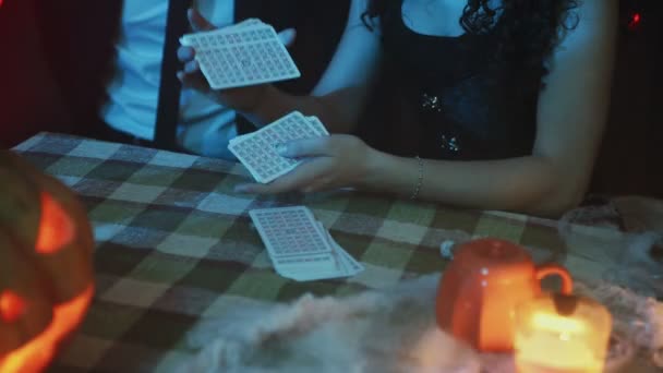 Bir grup arkadaş Cadılar Bayramı kartlarıyla tahmin yürütüyor. Kartlarda fal bakımı — Stok video