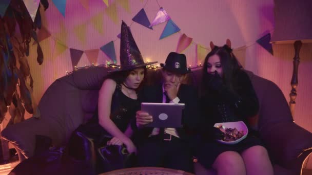 Un groupe d'amis regardent un film effrayant d'Halloween sur une tablette et sont surpris par ce qu'ils ont vu — Video