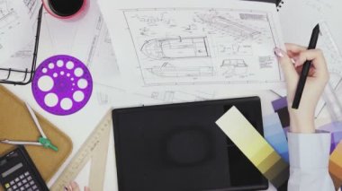 Masasında çalışırken grafik tablet kullanan yaratıcı bir tasarımcının üst görünümü