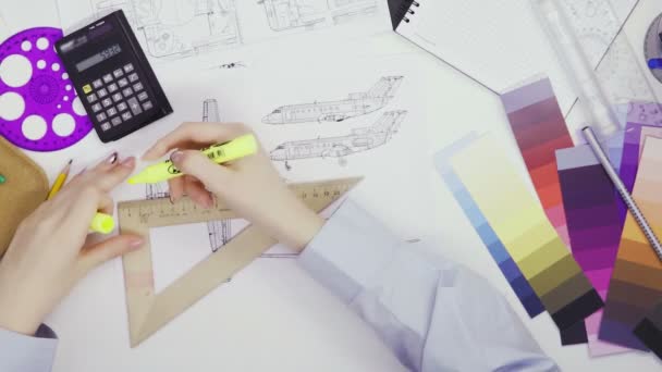 Top view egy női tervező rajz rajzok egy vonalzó dolgozik egy kreatív workshop — Stock videók