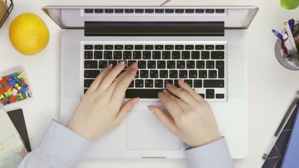 Widok kobiety korzystającej z laptopa i pracującej — Wideo stockowe