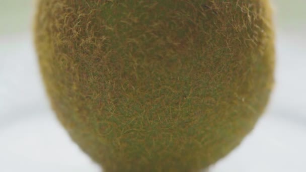 Kiwi on a plate close-up — 图库视频影像