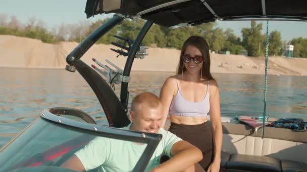 Мужчина и женщина на моторной лодке отдыхают — стоковое видео