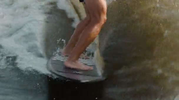 웨이크 보드 위에서 파도타기하는 사람. 경험있는 샤크 보더가 카메라 속으로 물을 뿌린다. — 비디오