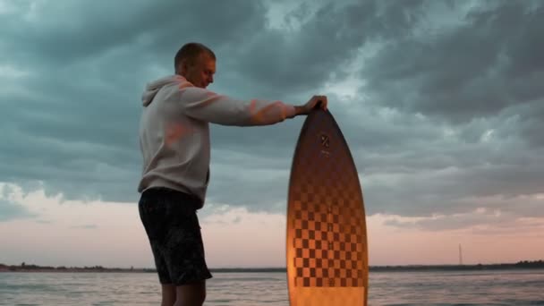 Een man op een motorboot met een wakeboard — Stockvideo