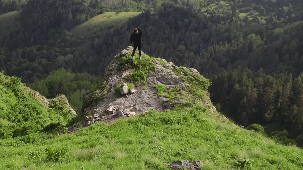 若い女の子が山の崖の上に立っている。旅行 — ストック写真