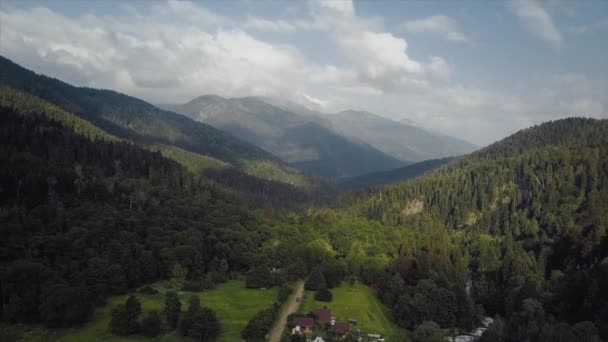 Ovanifrån av små trähus i ett bergigt område. Vackra landskap — Stockvideo