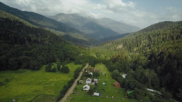 Вид зверху на невеликі дерев'яні будинки в гірській місцевості. Красиві пейзажі — стокове відео