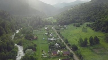 Dağlık bir bölgedeki küçük ahşap evlerin üst manzarası. Güzel manzaralar