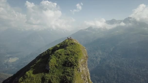 Pohled z ptačí perspektivy na vrcholky hor. Krásné krajiny — Stock video