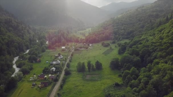 Ovanifrån av små trähus i ett bergigt område. Vackra landskap — Stockvideo