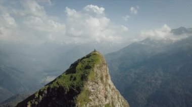 Dağ tepelerinin kuş bakışı görüntüsü. Güzel manzaralar