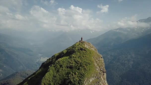 Vista panorâmica dos picos da montanha. Lindas paisagens — Vídeo de Stock