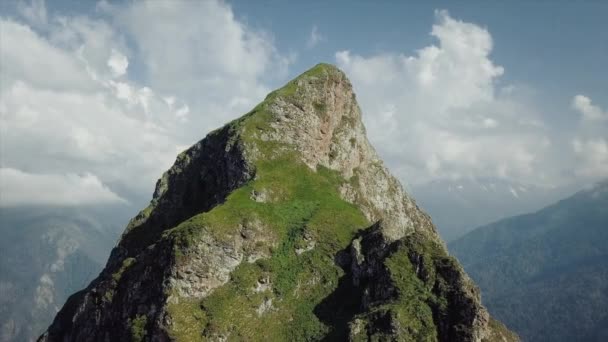Madártávlatból látni a hegycsúcsokat. Gyönyörű tájak — Stock videók