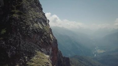 Dağ tepelerinin kuş bakışı görüntüsü. Güzel manzaralar