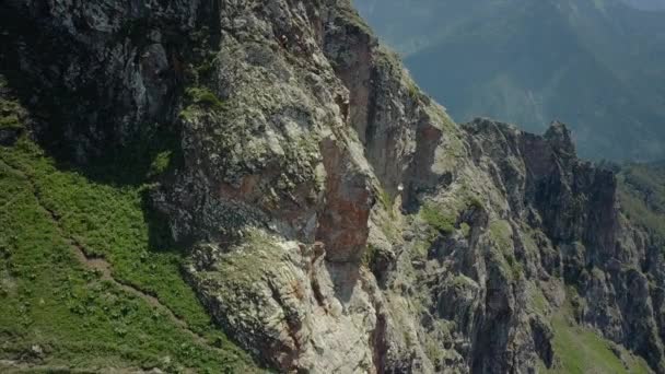 산봉우리의 새들 과 눈에 보이는 광경. 아름다운 풍경 — 비디오