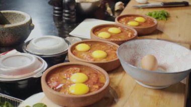 Mutfaktaki çorba tabaklarını yakın plan çek. Yemek pişirme