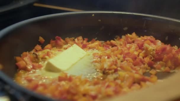 Uien en wortelen worden gebakken in een pan in olie. Uitzicht van bovenaf. — Stockvideo