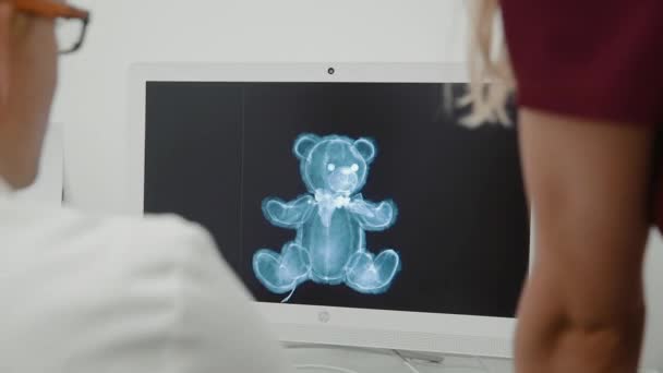 X-ray of a teddy bear, doctors look at the X-ray. Medicine — Stock Video