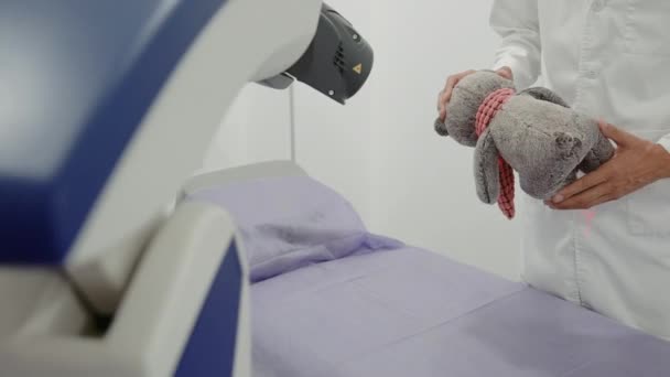 Een röntgenfoto van een teddybeer, artsen maken een röntgenfoto van een teddybeer. Geneeskunde — Stockvideo