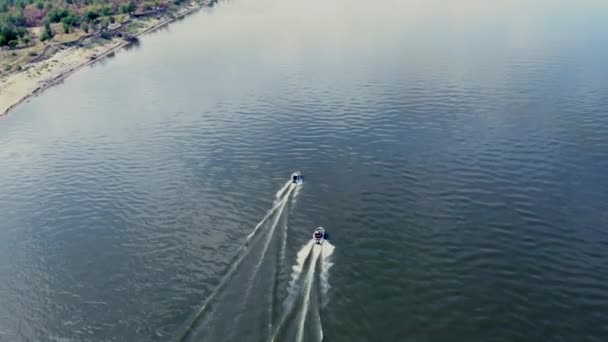 Vogelperspektive auf Motorboote, die auf dem Fluss schwimmen — Stockvideo