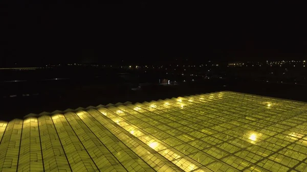 Absztrakt zöld geometriai háttér. Világító üvegházak éjszaka. Mezőgazdasági infrastruktúra üvegtetőn. — Stock Fotó