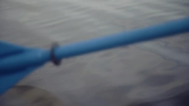 划桨者在小船上划桨时的特写. — 图库视频影像