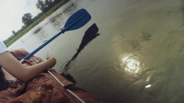 Närbild av en roddare på en båt som fotograferar en flod på sin telefon. Resan. Turism — Stockvideo