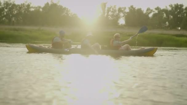 VOLGOGRAD, RUSSIA - AUGUST 4, 2021: Az emberek kajakokban úsznak a folyón. Turizmus. Utazás — Stock videók