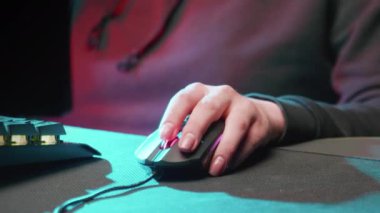 Kız eli bilgisayar faresiyle oynuyor. Yakın plan.