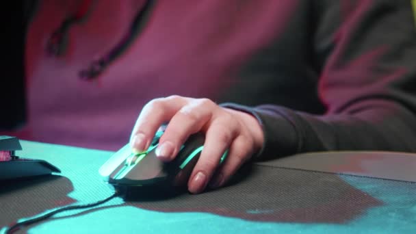 여자 손 이 컴퓨터 마우스를 연주하고 있습니다. — 비디오
