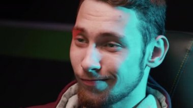 Bilgisayar kulübünde bilgisayar başında oynayan genç bir adamın yakın çekimi.