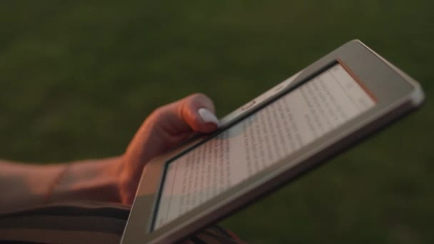 Tangan wanita memegang sebuah e-book — Stok Video