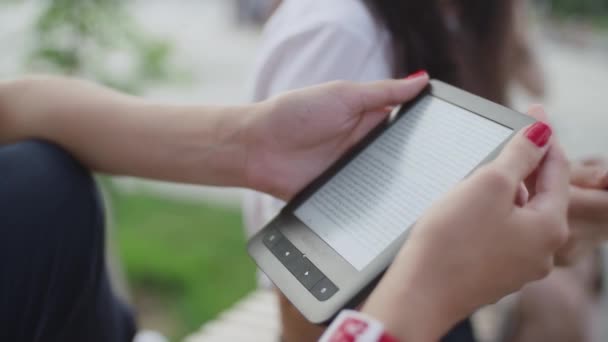 Vrouwen handen houden een e-book vast — Stockvideo