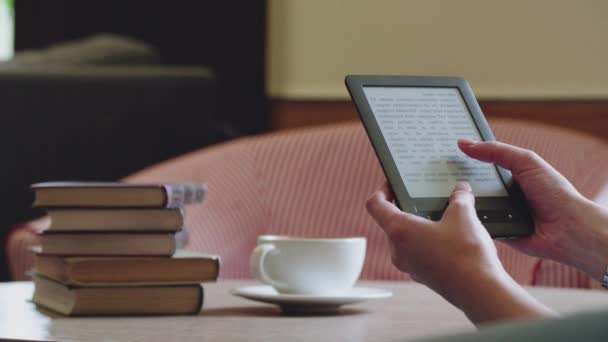 Le mani delle donne in un caffè tengono un e-book — Video Stock