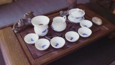 Güzel bir ahşap tepside çay seti var.