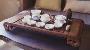 Güzel bir ahşap tepside çay seti var.