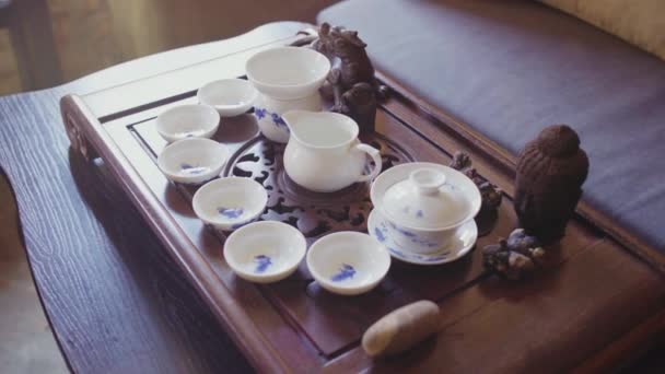 Er staat een theeservies op een mooi houten dienblad — Stockvideo