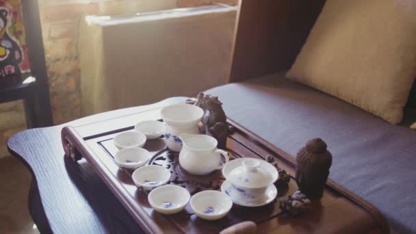 Há um conjunto de chá em uma bela bandeja de madeira — Vídeo de Stock
