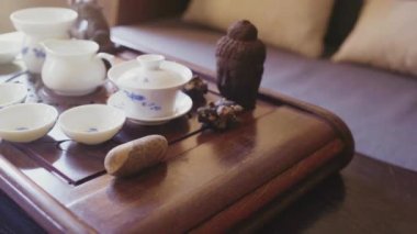 Güzel bir ahşap tepside çay seti var.