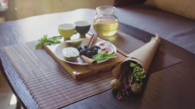 Ahşap tepside mis kokulu yeşil çay tabağında lezzetli meyve tabağı.