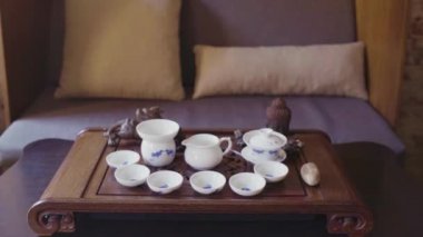 Güzel bir ahşap tepside çay seti var.