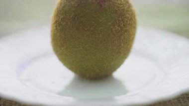 Yakın plan bir tabakta Kivi.