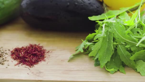 Legumes molhados estão deitados sobre a mesa, close-up — Vídeo de Stock