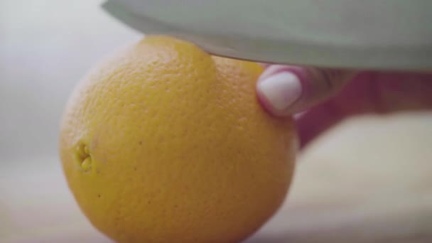 キッチンナイフでオレンジを切るクローズアップ — ストック動画