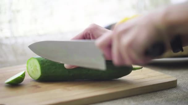 Zbliżenie krojenia ogórka na desce kuchennej — Wideo stockowe