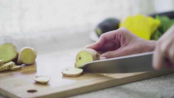 在木制切菜板上切碎生姜根 — 图库视频影像