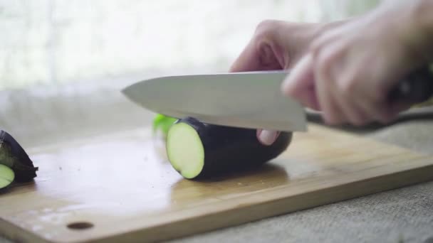 Close-up of slicing eggplant on a wooden cutting board — Stock Video